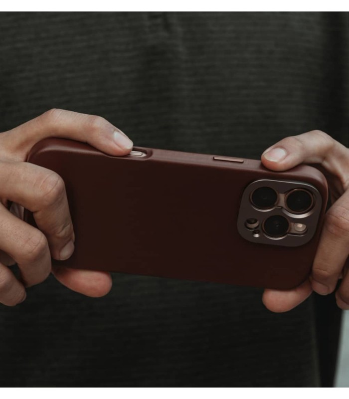 کیس چرم سندمارک مدل Sandmarc Pro Leather Case - سازگار با آیفون ۱۶ پرومکس - رنگ قهوه‌ای