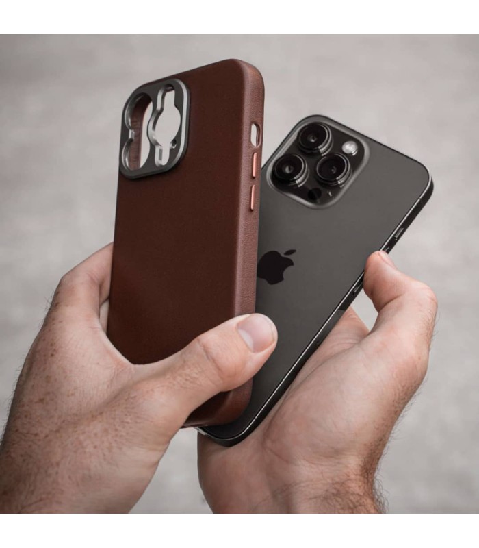 کیس چرم سندمارک مدل Sandmarc Pro Leather Case  - سازگار با آیفون ۱۴ پرومکس - رنگ قهوه‌ای
