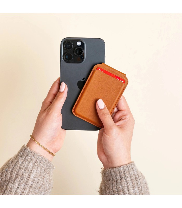 جاکارتی مگ‌سیف ساتچی مدل Satechi Vegan-Leather Magnetic Wallet Stand - رنگ قهوه‌ای