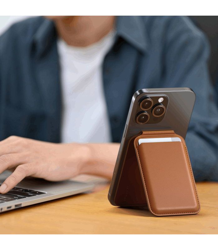جاکارتی مگ‌سیف ساتچی مدل Satechi Vegan-Leather Magnetic Wallet Stand - رنگ قهوه‌ای