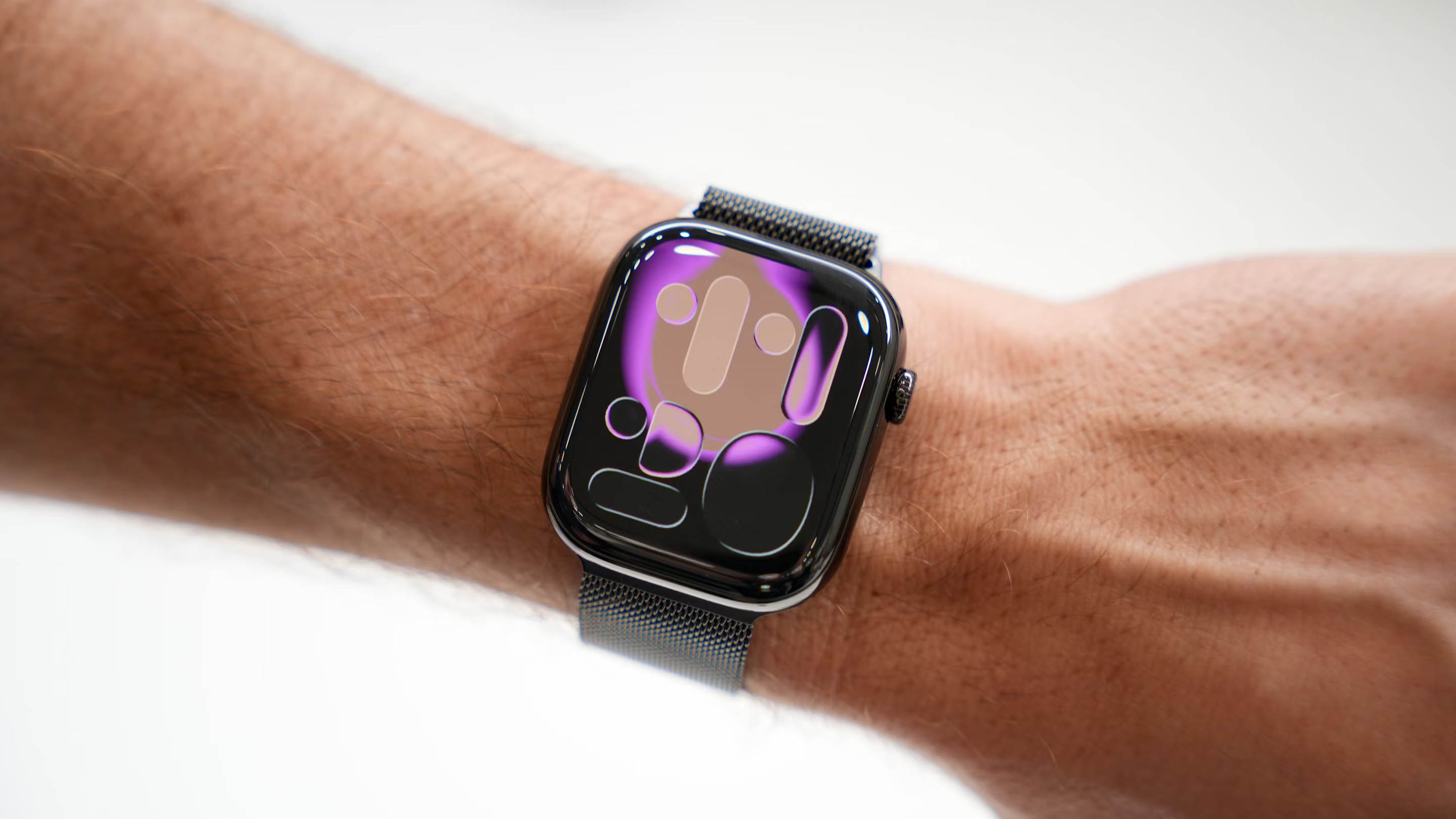 اپل واچ سری ۱۱ مشکی با بند میلانس روی مچ دست