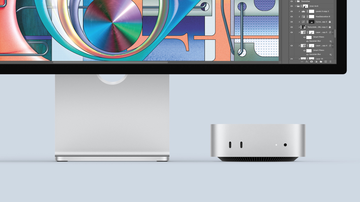 مک مینی M4 در کنار نمایشگر Studio Display اپل