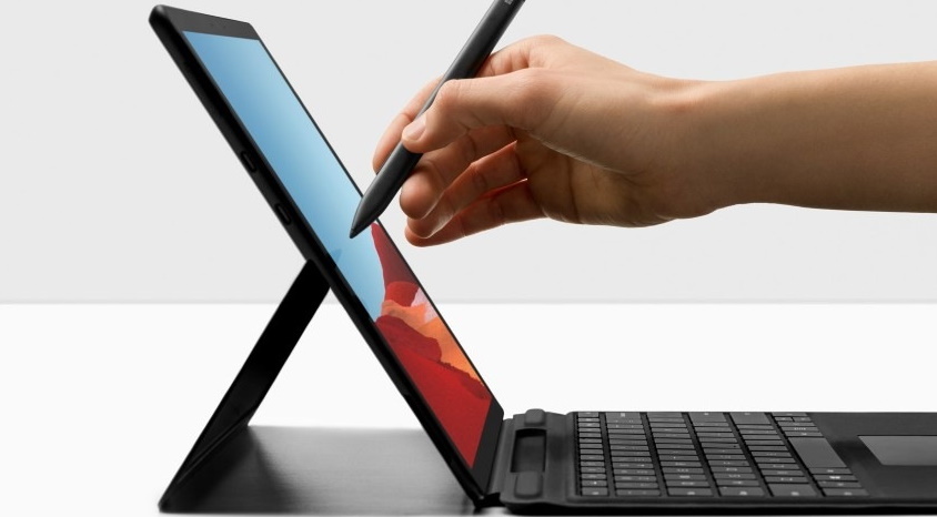 سرفیس پرو X با قلم و کیبورد