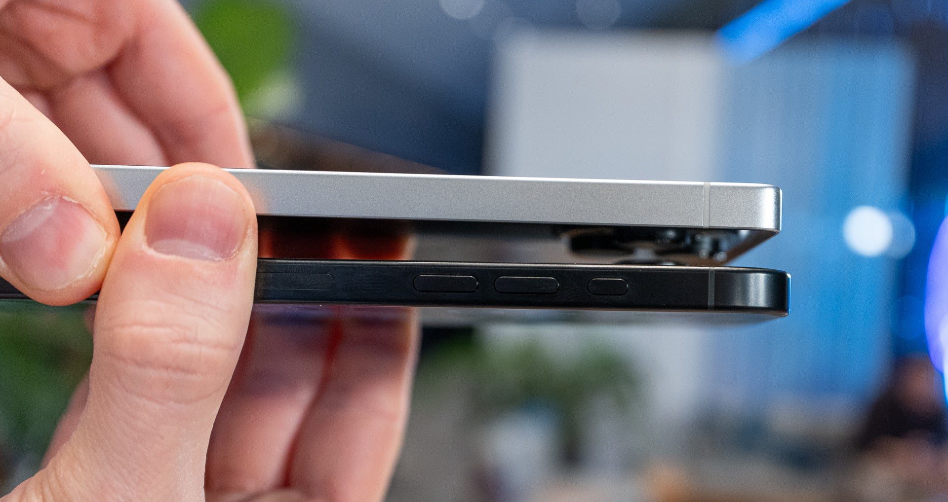 مقایسه ضخامت آیفون ۱۶ پرومکس و گلکسی S25 الترا