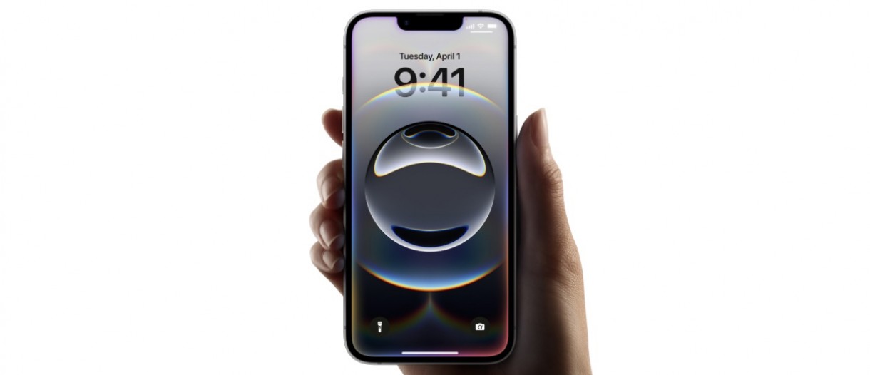 آیفون 16e در دست