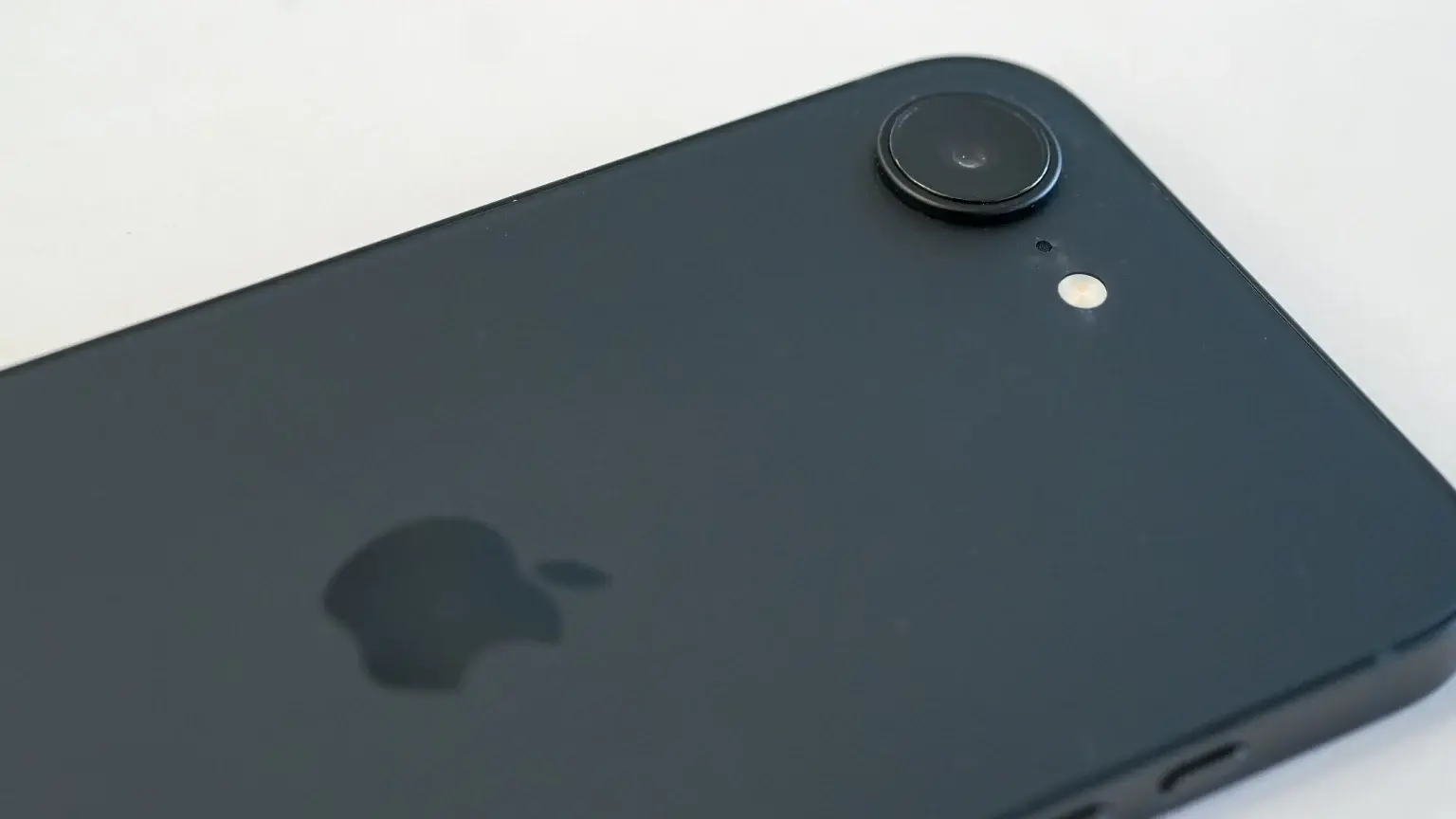 دوربین تکی آیفون 16e