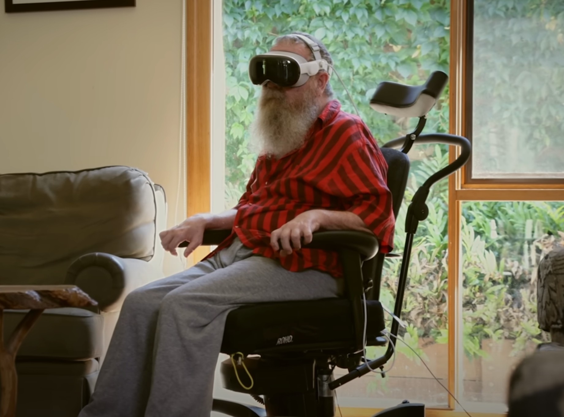 کنترل هدست اپل ویژن پرو با ایمپلنت سینکرون برای فرد معلول حرکتی