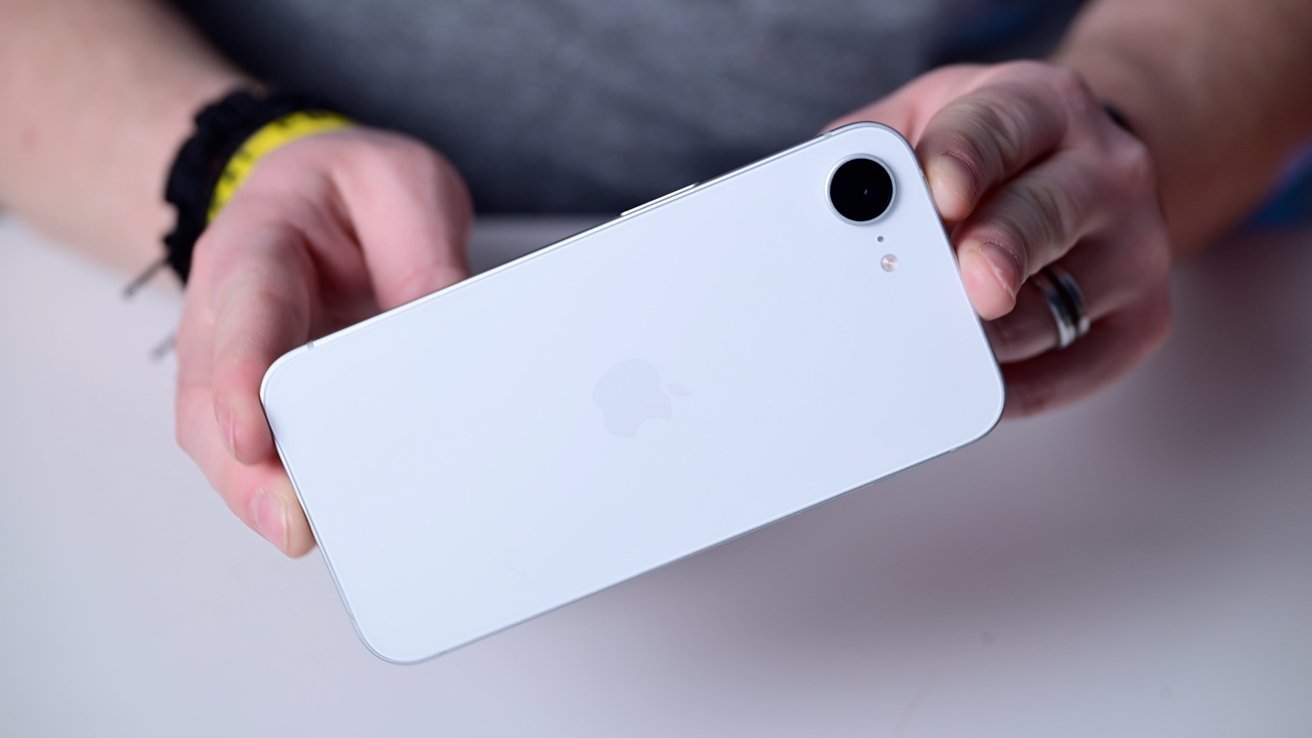 آیفون ۱۶ ای سفید در دست