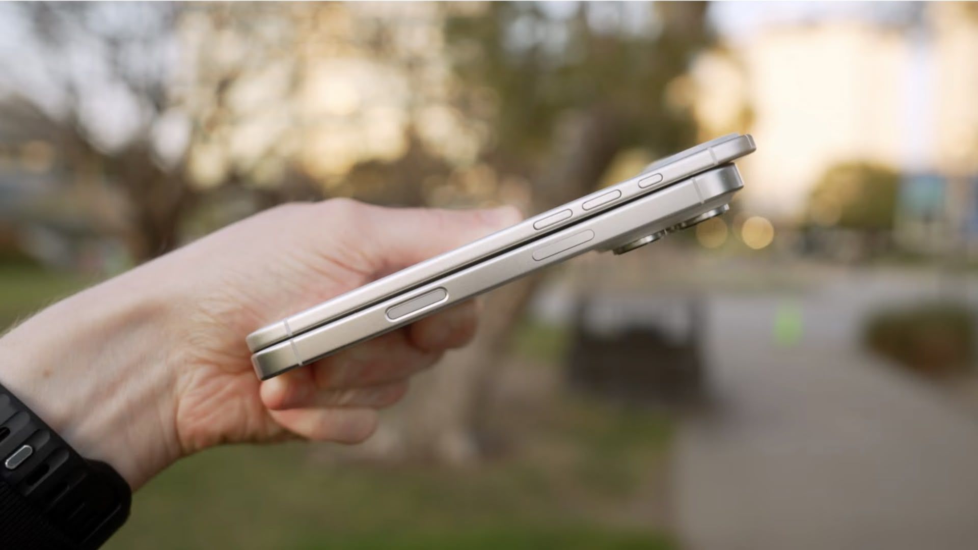 مقایسه ضخامت آیفون ۱۷ ایر در برابر آیفون ۱۶ پرو