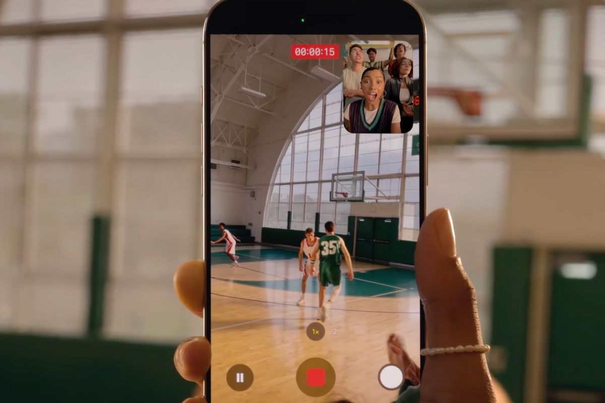 قابلیت Dual Capture آیفون ۱۷ در سالن ورزشی بسکتبال