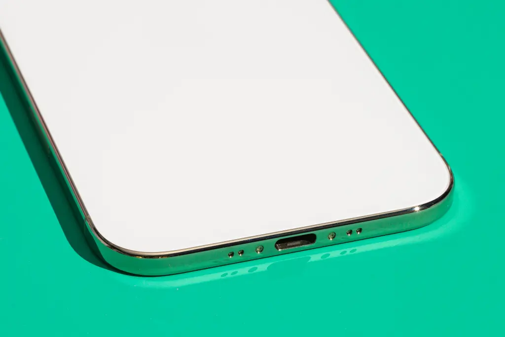 میکروفونهای آیفون ایر در بخش پایینی بدنه