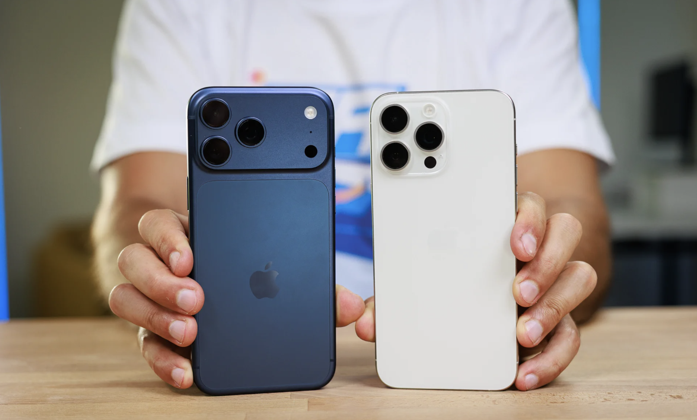 آیفون ۱۷ پرومکس سورمهای در برابر آیفون ۱۵ پرومکس نقرهای (سفید)