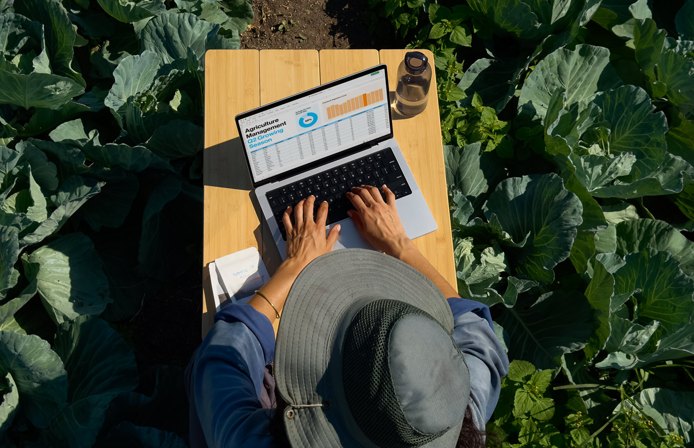 کار با مک بوک پرو M5 نمایشگر نانو تکسچر در فضای باز