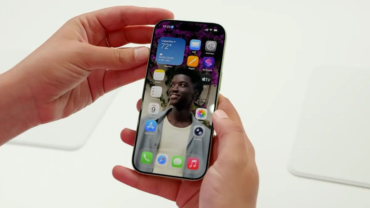 صفحهنمایش آیفون ۱۷ معمولی