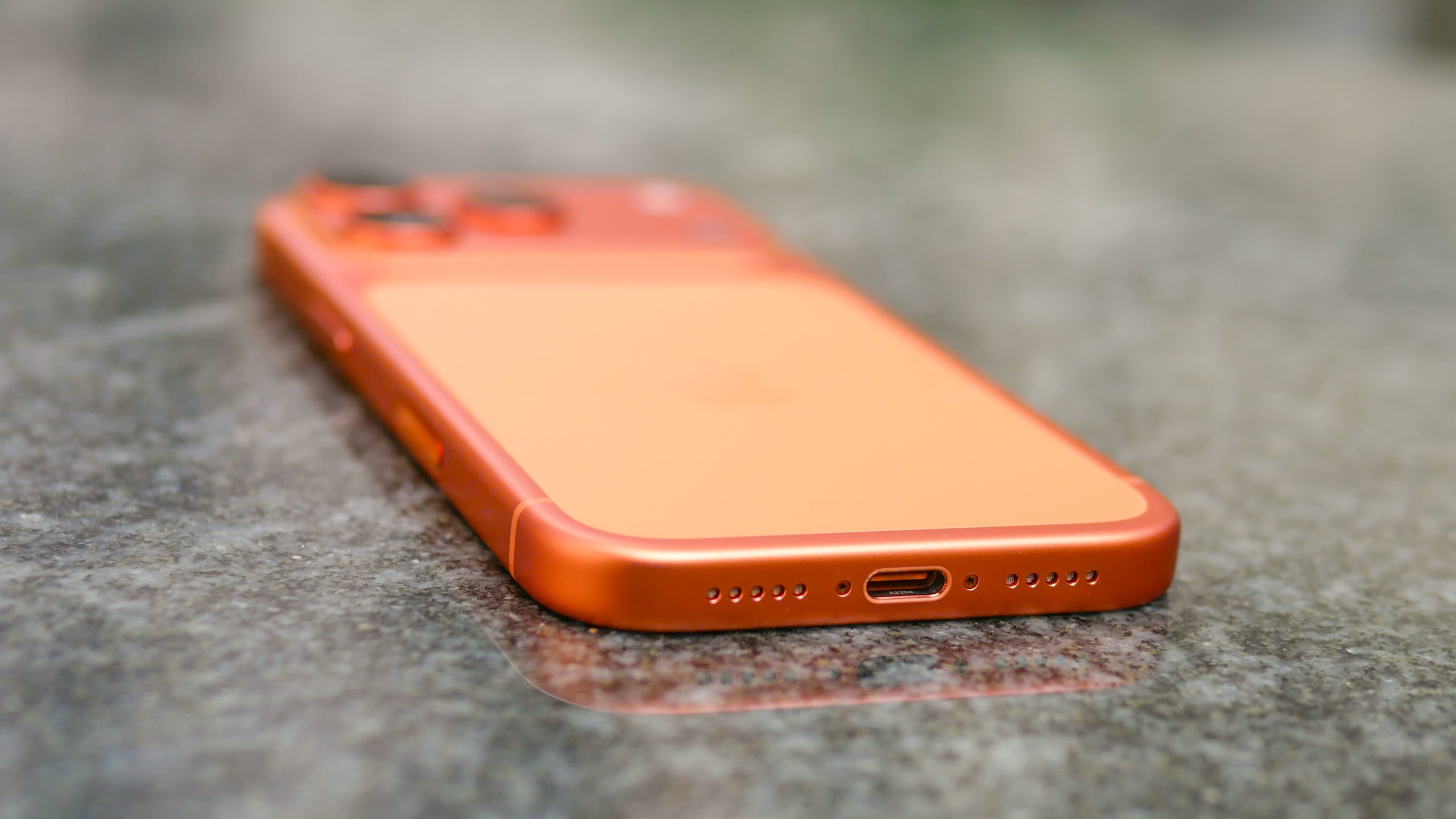 پورت تایپ سی آیفون ۱۷ پرومکس نارنجی