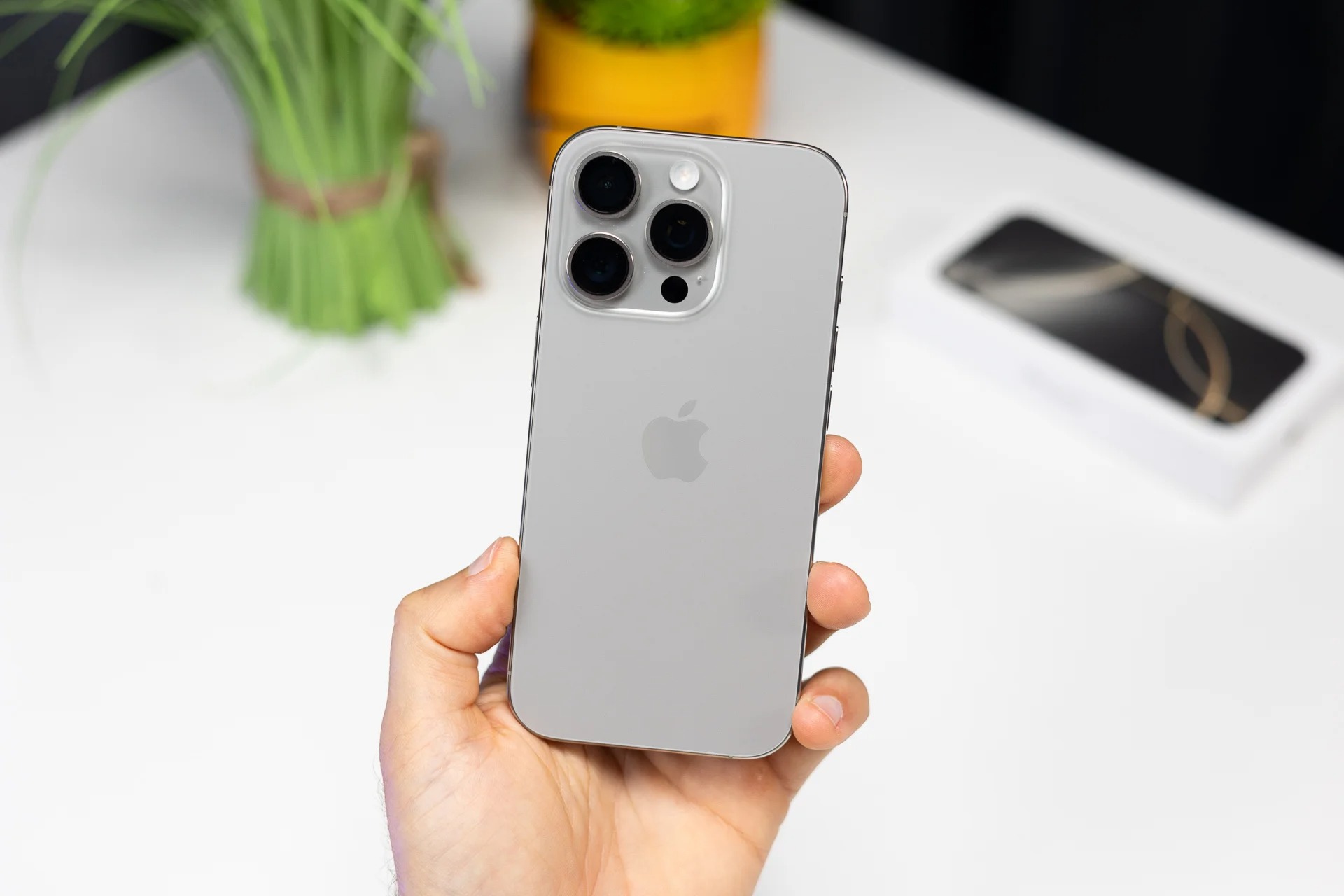 مقایسه آیفون ۱۷ با آیفون ۱۶ پرو - ابعاد و وزن