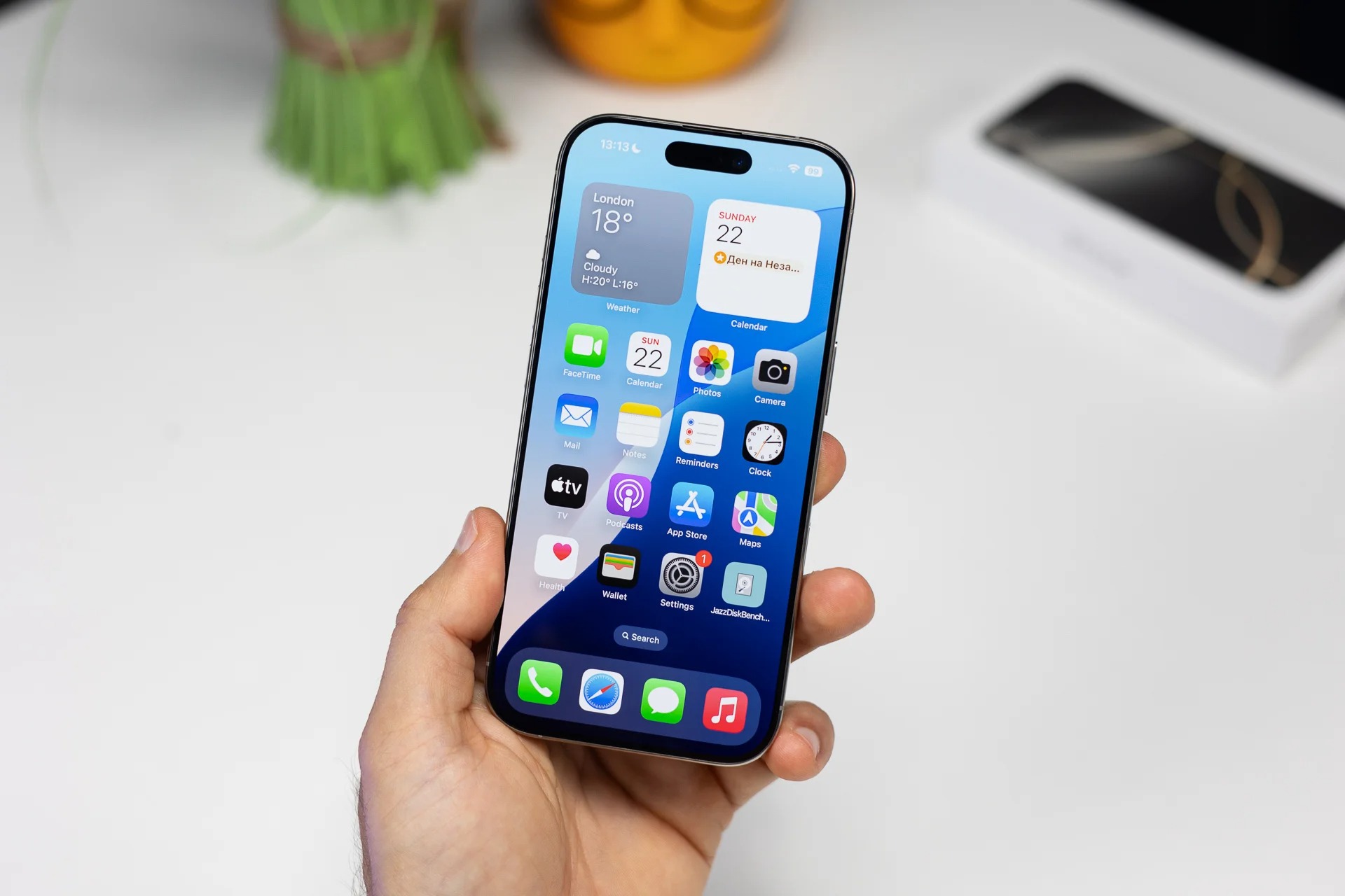 مقایسه آیفون ۱۷ با آیفون ۱۶ پرو - باتری و شارژ؛ مزیت‌های کوچک اما کاربردی برای آیفون ۱۷