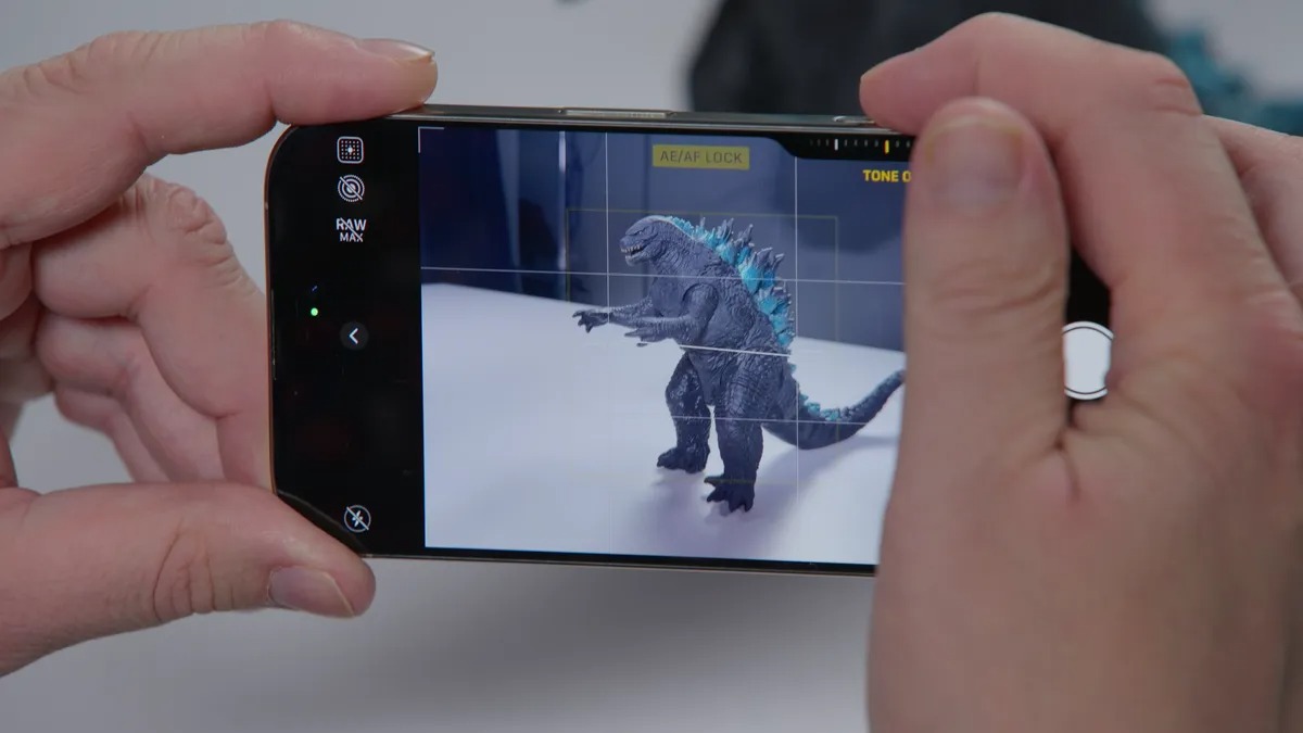 مقایسه آیفون ۱۷ با آیفون ۱۶ پرو - دوربین؛ برتری پرو در زوم و ویدئو، ارتقای محسوس استاندارد در سلفی