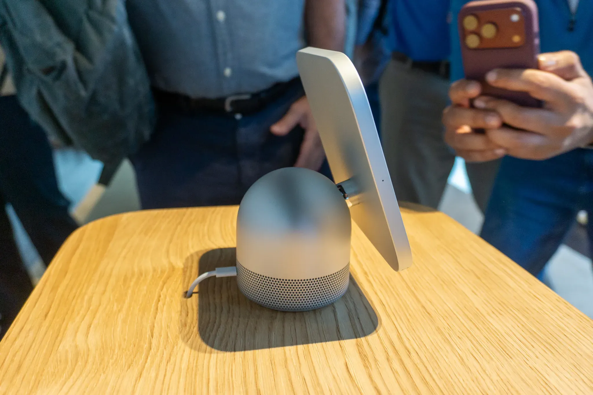 طراحی نیمرخ نمایشگر هوشمند اپل HomeView با پایه کروی اسپیکر