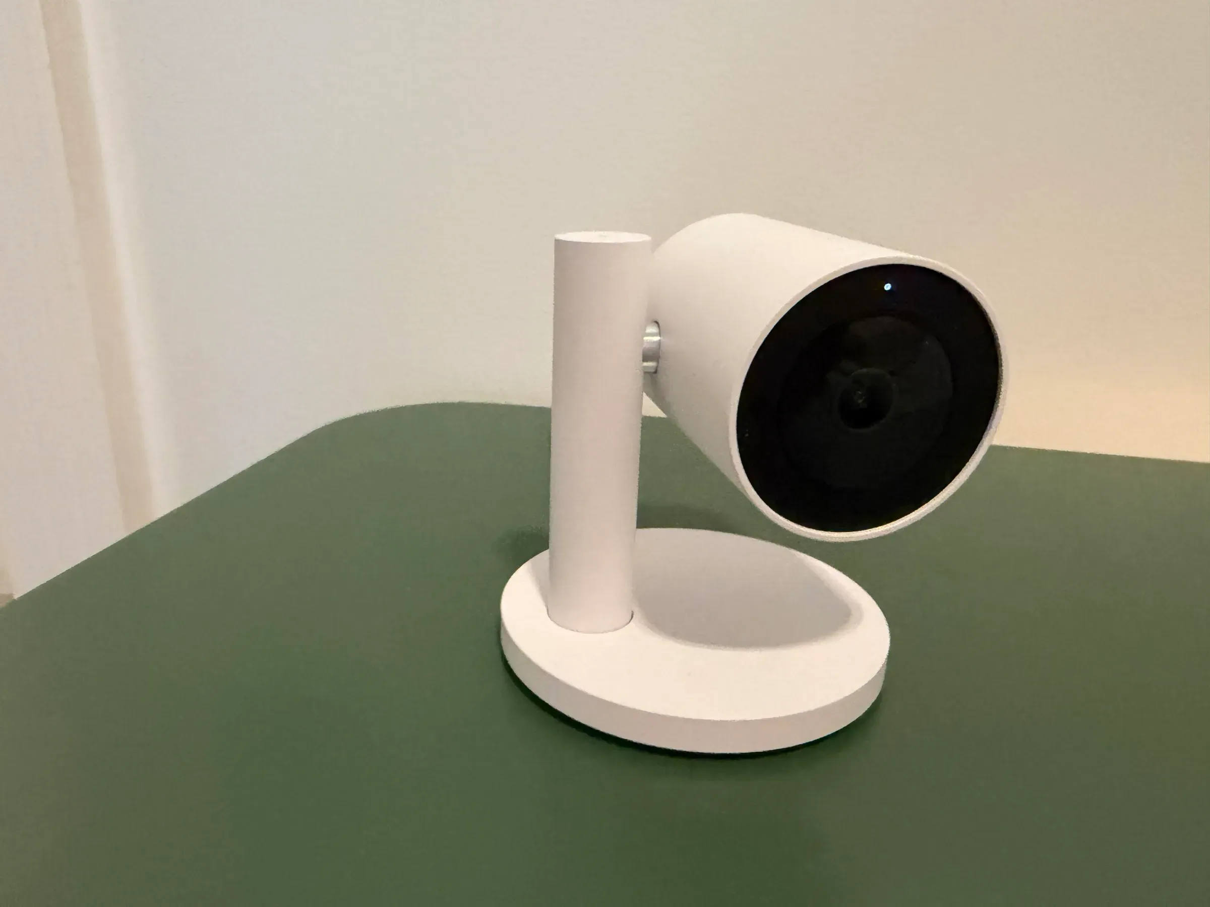 طراحی استوانهای و پایه رومیزی دوربین LG Indoor Cam