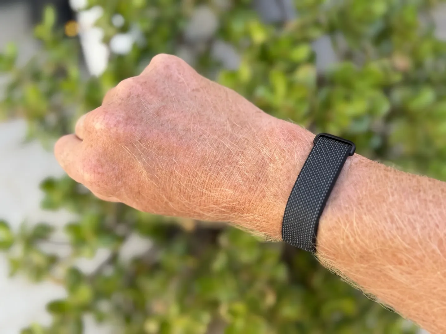 بند پارچه‌ای Fitbit Air در استفاده روزمره