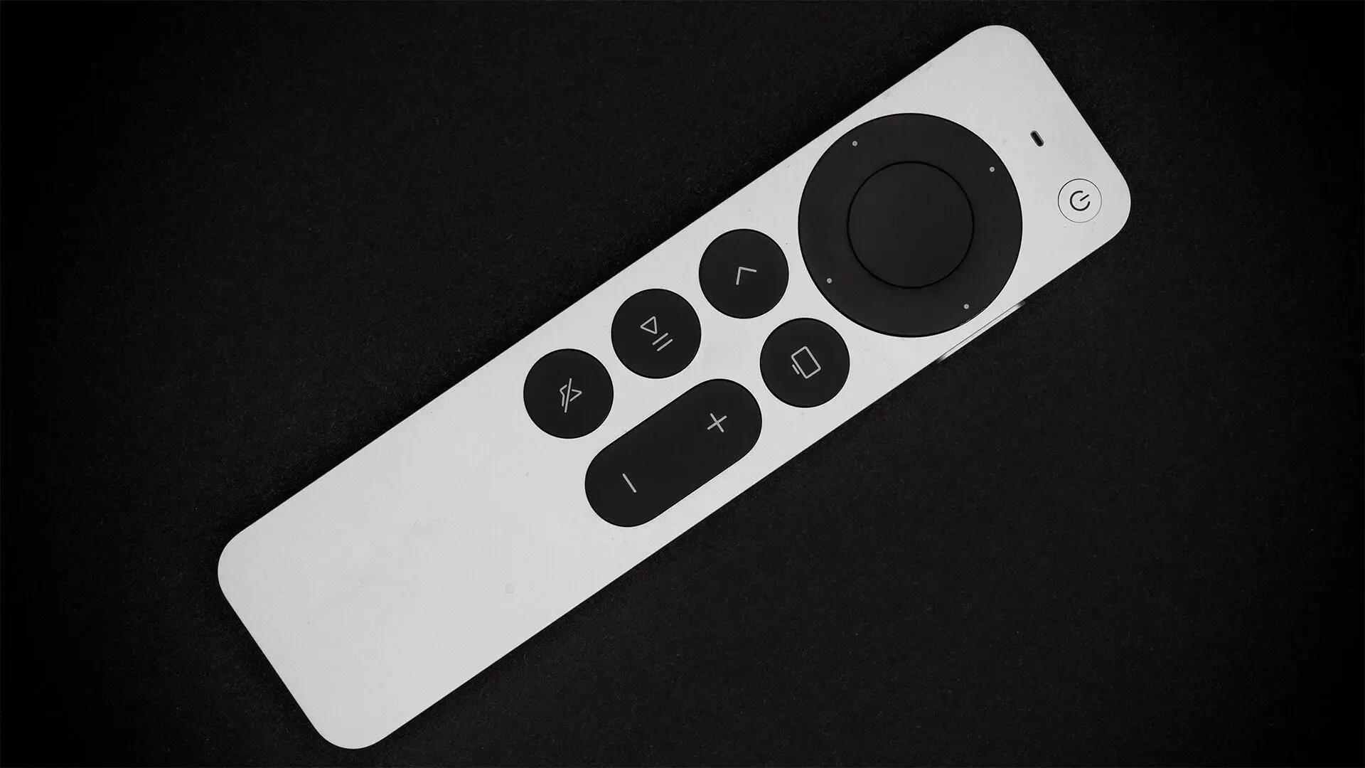 نمای نزدیک ریموت کنترل هوشمند Siri Remote در اپل تی وی 4K جدید